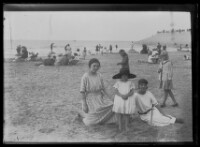fo040137: Vrouw en kinderen op het strand