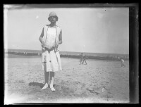 fo040138: Jonge vrouw poseert in zomerse jurk op het strand
