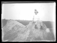 fo040203: Kind zittend op een rotsblok