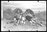 fo040073: Twee vrouwen en kinderen in een fotostudio 'aan zee'