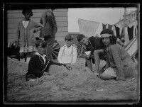 fo040246: Vier kinderen die spelen op het strand