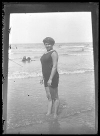 fo040247: Pose van een vrouw aan het strand