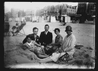 fo040076: Groepsfoto zittend op het strand