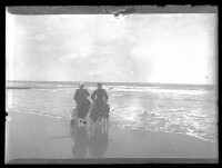 fo040075: Pose van een gezin aan het strand