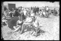 fo040173: Pose van 2 vrouwen en een man op het strand