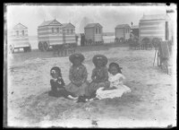fo040180: Vier jonge kinderen samen op het strand