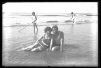 fo040236: Pose van man en vrouw op het strand