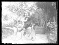 fo040287: Pose van een klein meisje op de fiets