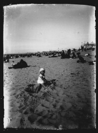 fo040177: Een jong kind speelt op het strand