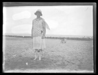 fo040016: Vrouw in zomerkledij op het strand