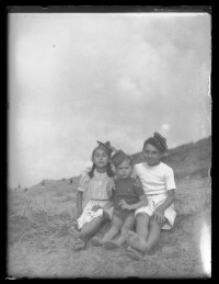 fo040181: Drie kinderen in de duinen