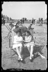fo040178: Twee vrouwen poseren op het strand in strandstoel