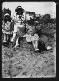 fo040149: Vrouw met twee kinderen op het strand