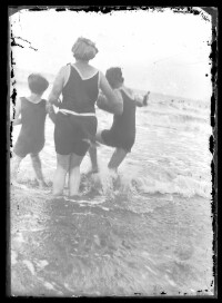 fo040152: Een vrouw en kinderen in zee