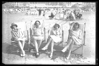 fo040144: Vier vrouwen, in strandstoel, poseren op het strand