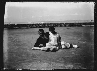 fo040084: Man en kind poseren op het strand