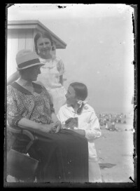 fo040151: pose van 3 vrouwen aan het strand