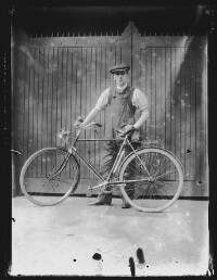 fo040294: Een man met fiets