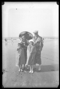 fo040145: Een gezin op het strand