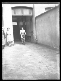 fo040297: Vrouw op fiets