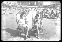 fo040182: Pose van 2 vrouwen in strandstoel aan het strand