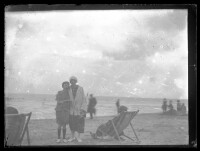 fo040190: Pose van 2 vrouwen aan het strand