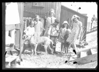 fo040225: Een groep kinderen en een hond op het strand