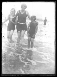 fo040189: Pose van moeder met 2 kinderen aan aan het strand