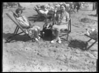 fo040186: Twee vrouwen, in strandstoel, en een kind op het strand