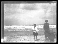 fo040157: Pose van 2 vrouwen en kind aan het strand