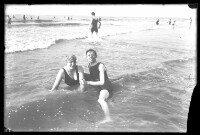 fo040228: Pose van man en vrouw aan het strand