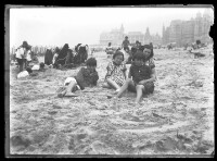 fo040159: Kinderen op het strand [van vermoedelijk Oostende]