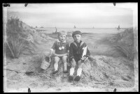 fo040229: Twee kinderen in een fotostudio 'aan zee'