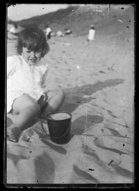 fo040162: Pose van spelend kind aan strand