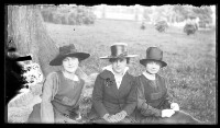 fo040153: Drie vrouwen poseren in de tuin