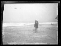 fo040154: Pose van vrouw aan strand