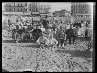 fo040160: Groepsfoto op het strand in de strandstoelen