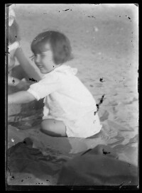 fo040081: Pose van een kindje aan het strand