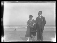 fo040096: Man, vrouw en kind poseren op het strand