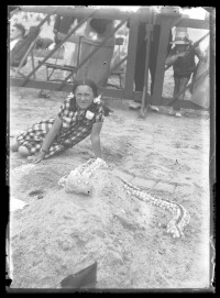 fo040104: Meisje poseert bij zelfgemaakt zandkasteel