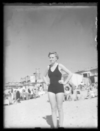 fo040163: Vrouw in badpak op het strand van Oostende