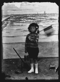 fo040103: Portret van een kind in een fotostudio 'aan zee'
