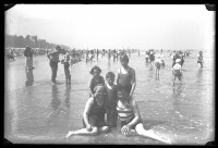 fo040101: Pose van een gezin aan het strand