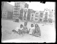 fo040099: Een vrouw en drie kinderen samen op het strand