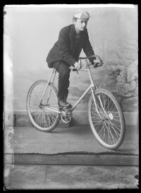 fo040303: Portret man op fiets
