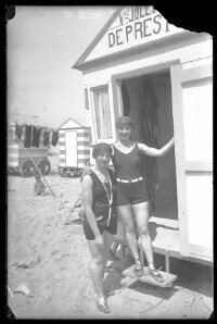 fo040028: Twee vrouwen aan een strandcabine