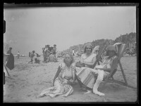 fo040199: Pose van 3 vrouwen op het strand