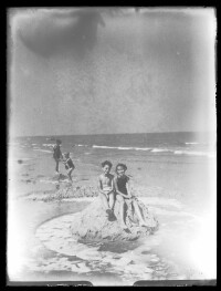 fo040192: Een jongen en meisje op een zandberg met gracht rond