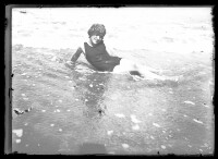 fo040197: Een kind liggend in zee