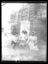 fo040253: Pose van familie aan het strand